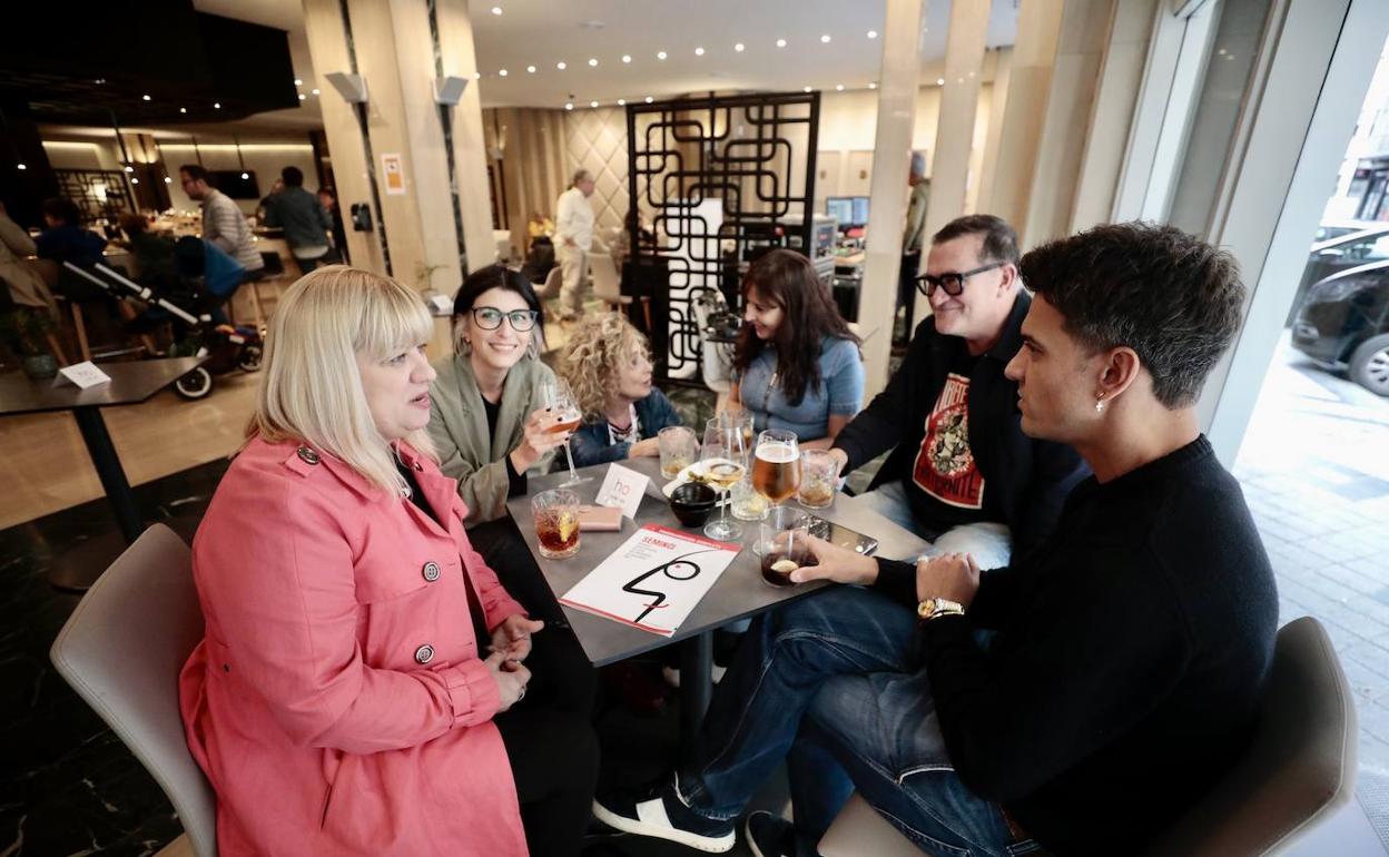 Un grupo de asistentes a la Seminci comentan las proyecciones este sábado por la mañana en el Hotel Olid. 