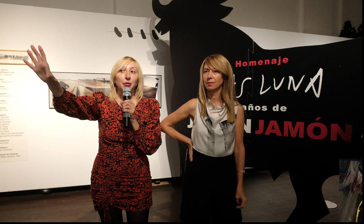 Vicky Calavia y Betty Bigas (derecha), comisarias de la exposición de Las Francesas.