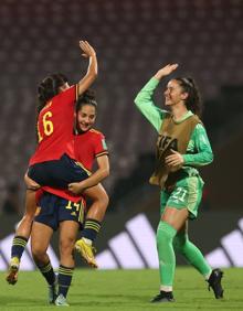 Imagen secundaria 2 - La selección española sub-17 celebra el pase a cuartos de final.