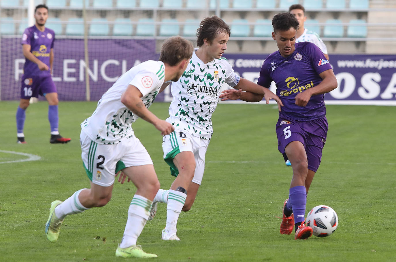 Fotos: Importante victoria para el Palencia Cristo ante el Oviedo Vetusta (2-0)