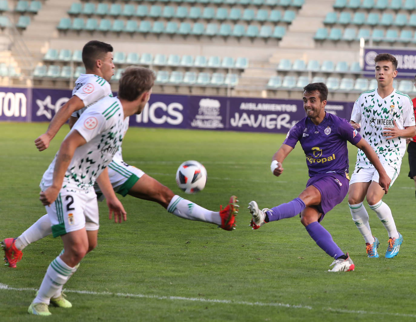 Fotos: Importante victoria para el Palencia Cristo ante el Oviedo Vetusta (2-0)