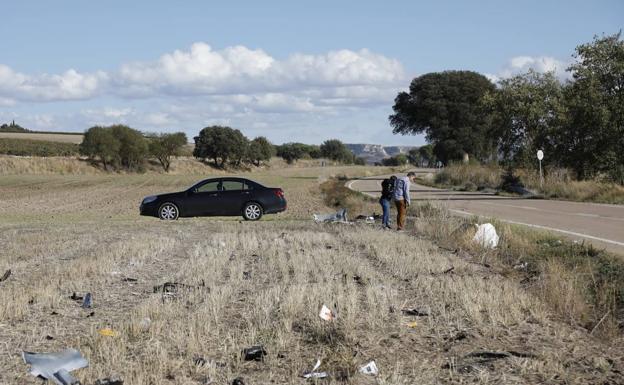 La madre y el padrastro de Carlos Andrés buscan objetos personales la misma tarde del suceso entre los restos del vehículo.