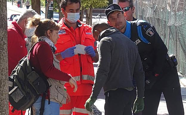 Una psicóloga, agentes y sanitarios acompañan al joven antes de ser evacuado en ambulancia. 