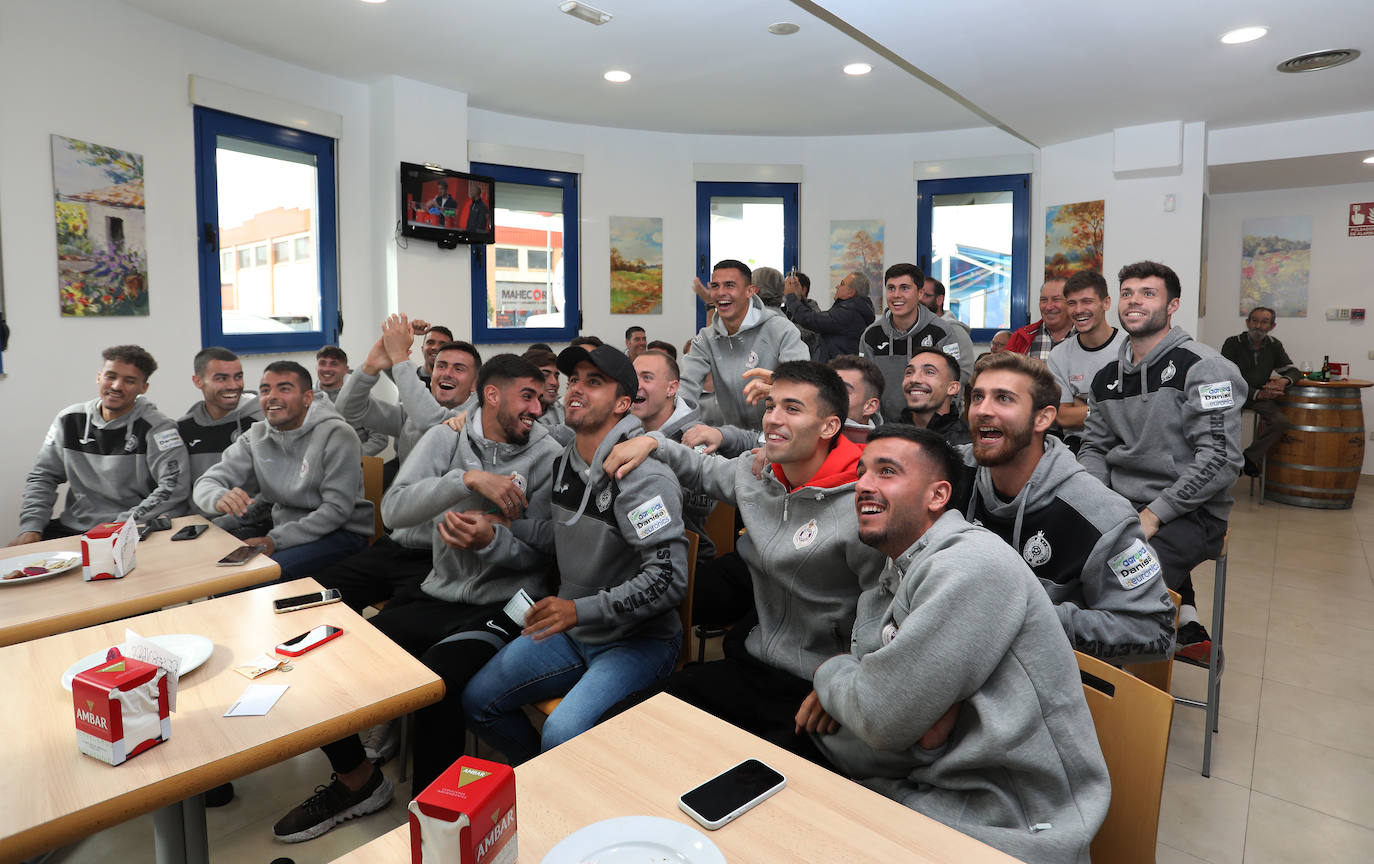 Los jugadores del Palencia Cristo siguen el sorteo este lunes. 