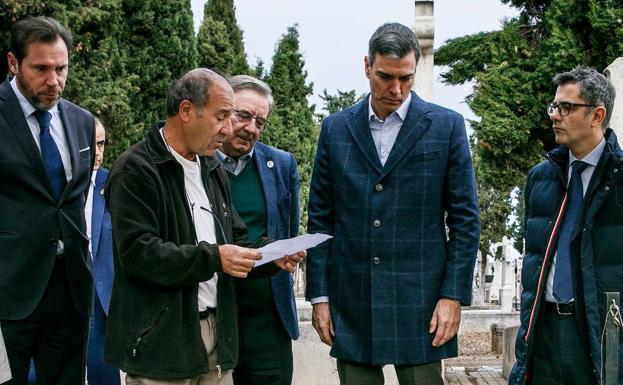 Julio del Olmo explica a Pedro Sánchez los pormenores de su trabajo ante las fosas de El Carmen. 