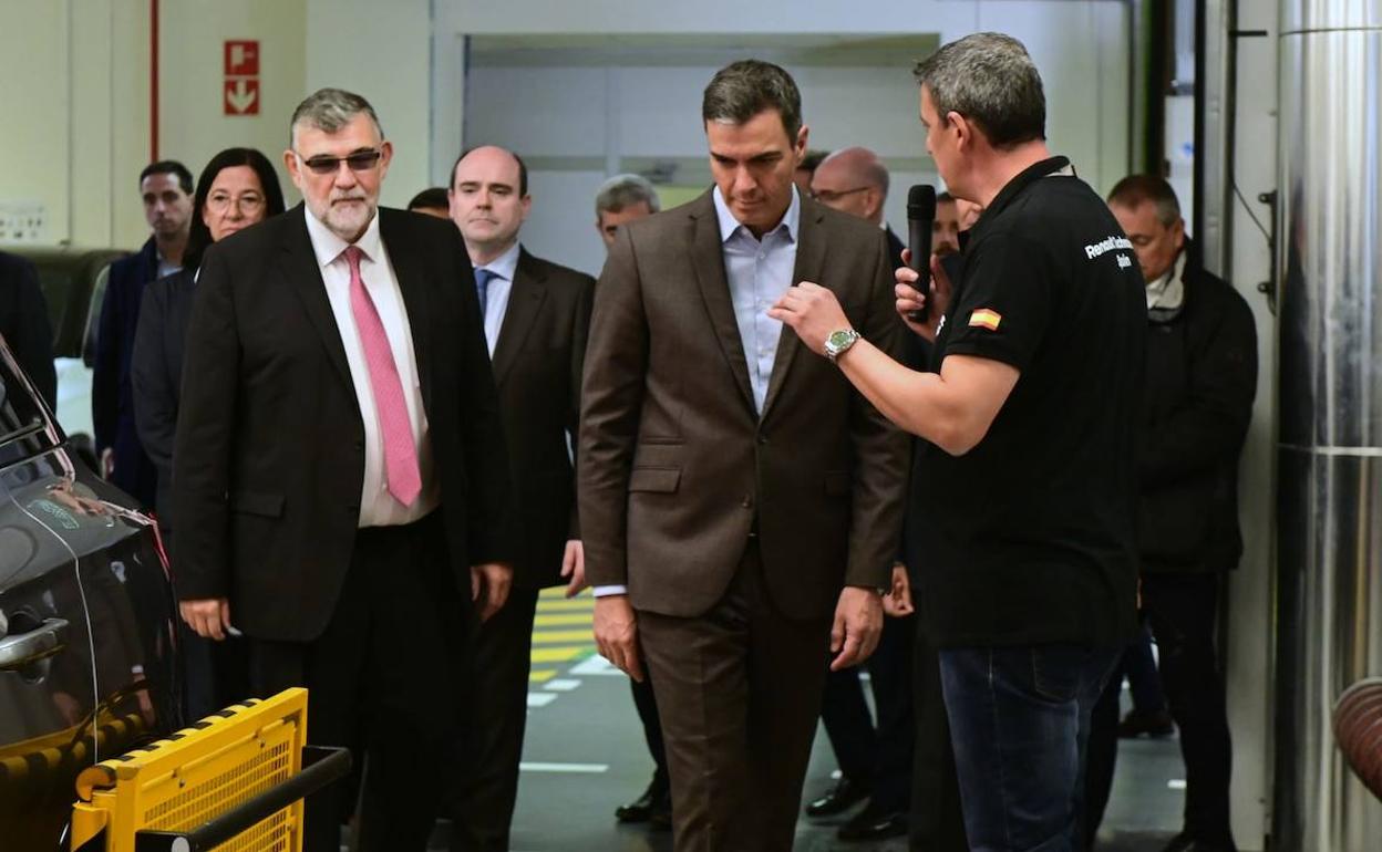 Pedro Sánchez, durante su visita al centro de investigación de Renault. 