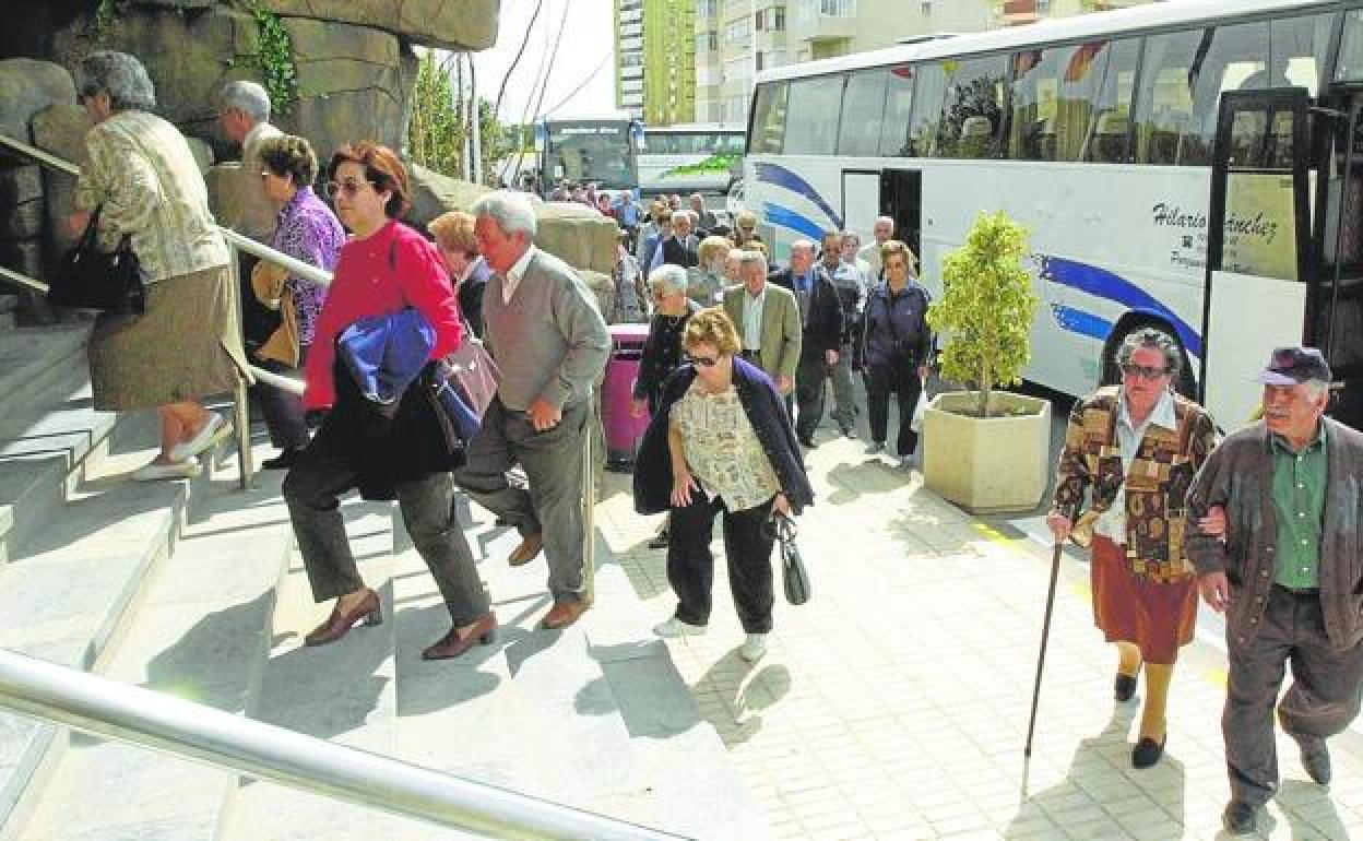 Turistas del Imserso llegan a La Manga, en una imagen de archivo. 