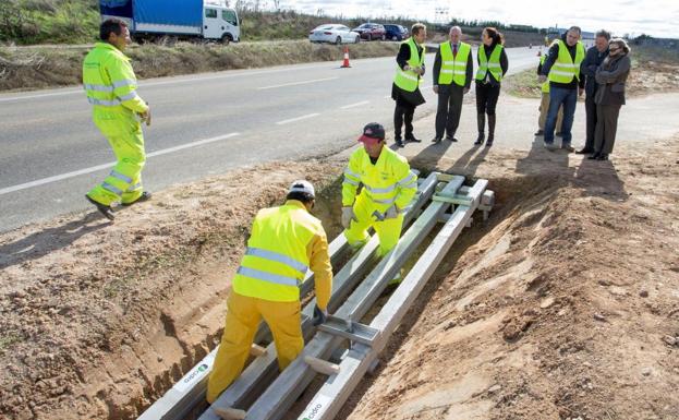 Instalación de los sitemas de protección en la VP-4401, a dos kilómetros de Cigales. 