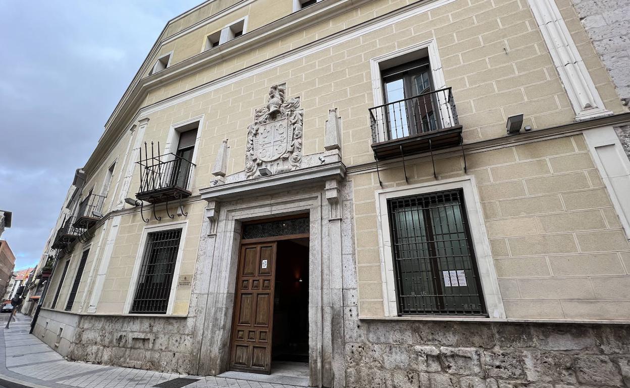 Fachada del palacio de Hernando de Villagómez en la calle Fray Luis de León de Valladolid.