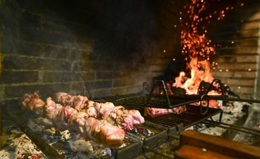 Los pinchos a la brasa hacen las delicias de los comensales.