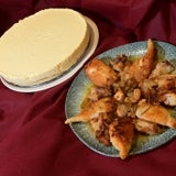 Postres caseros y plato de chipirones