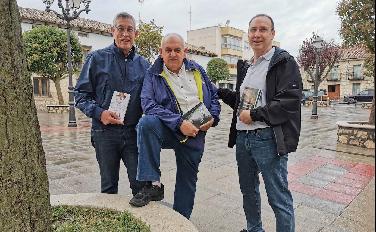 Carlos Valentín, Hilario Álvarez y Marcelino Díez con sus libros en la Plaza Mayor de Villanubla 