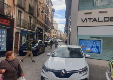 Imagen secundaria 1 - Los hechos han generado mucha expectación y curiosidad entre los viandantes. 