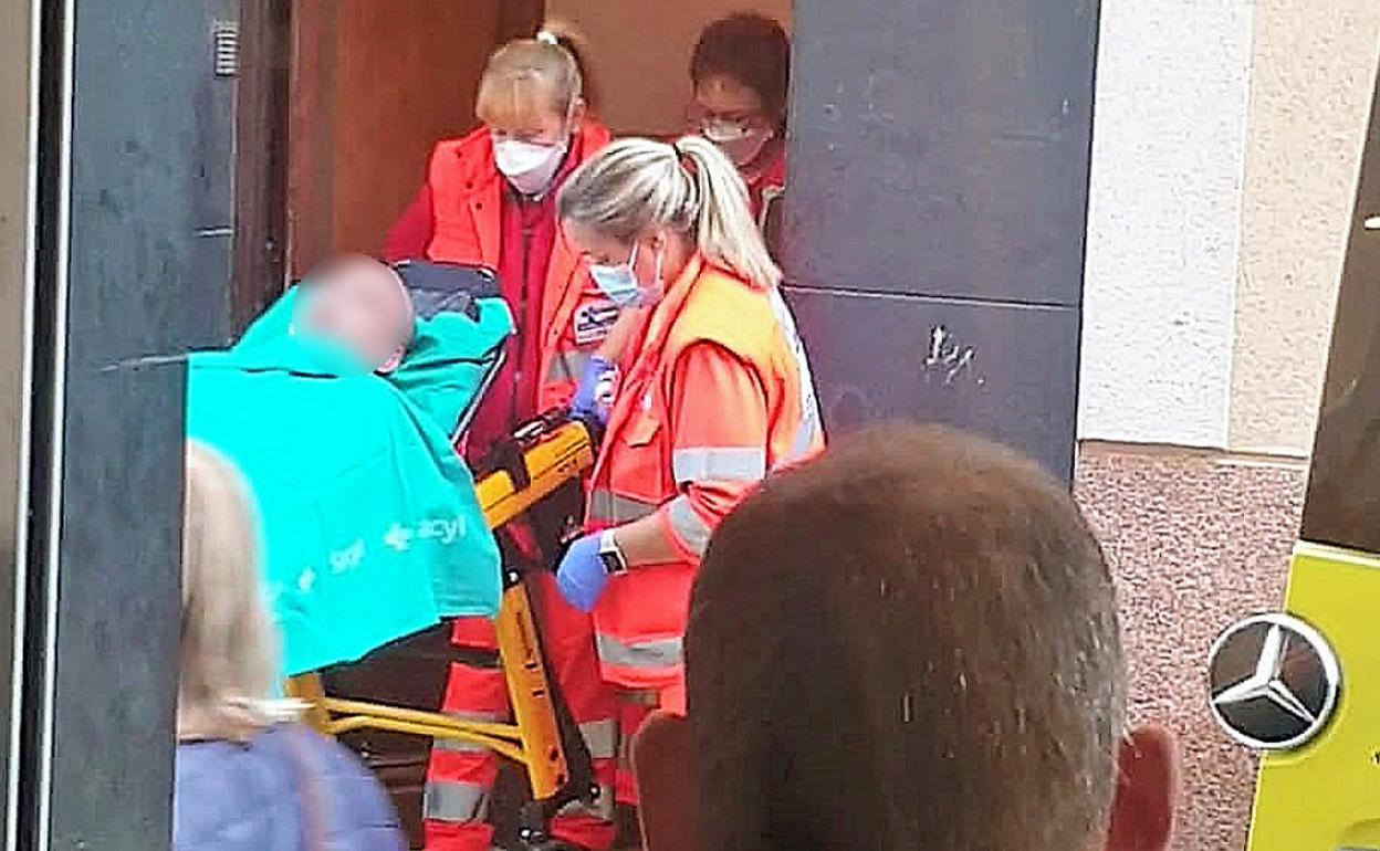 Los servicios sanitarios sacan al hombre de su vivienda donde se había atrincherado y tuvo que ser reducido. 