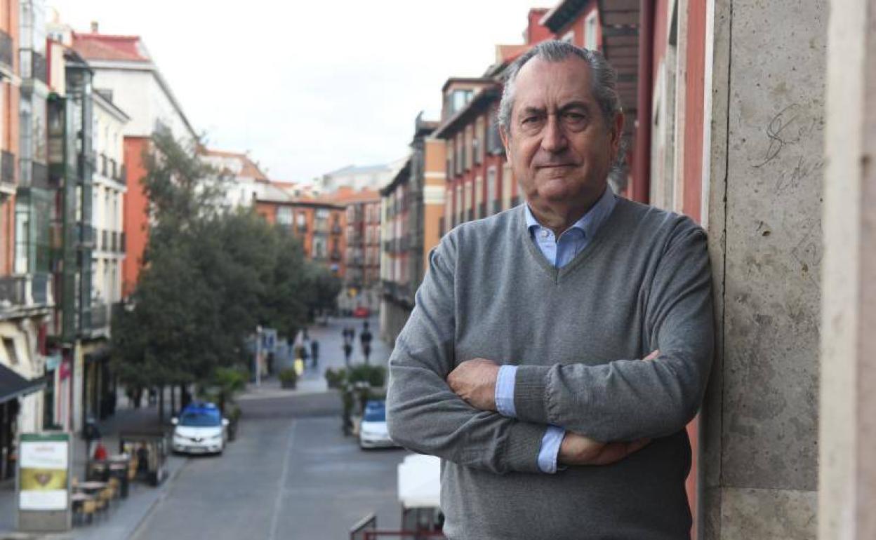 Luis Ribot, en un balcón de la Plaza Mayor de Valladolid. 