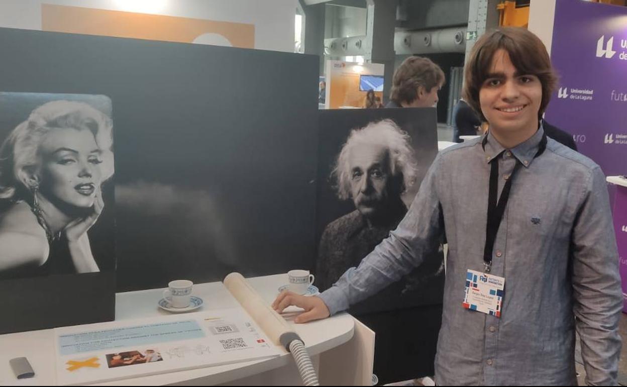 Sergio díez, en la feria de patentes de Madrid con su presentación.. 