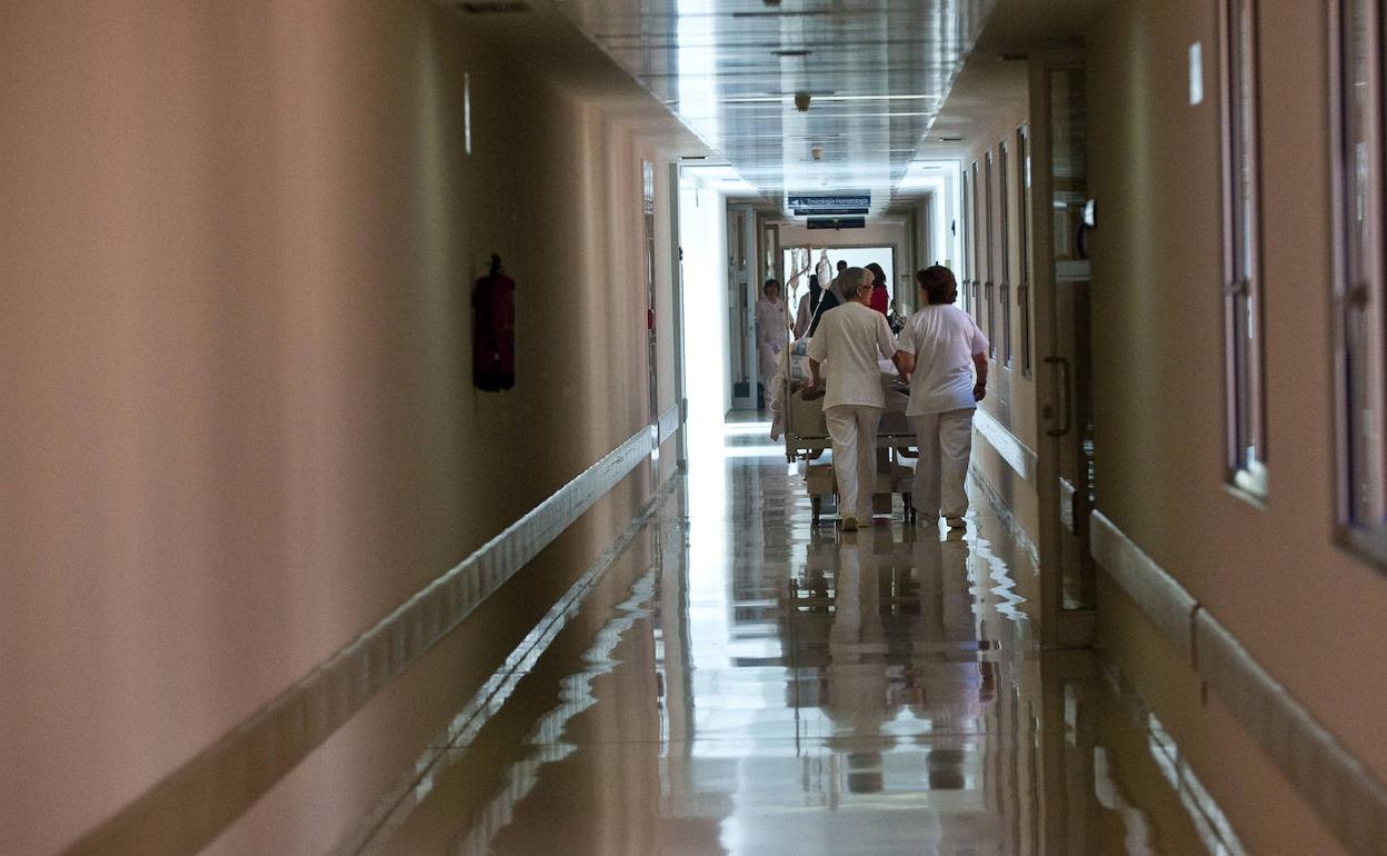 Personal sanitario en un pasillo del Hospital Río Hortega. 