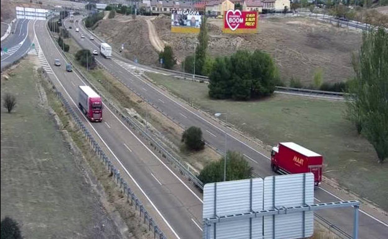 Tráfico en la A-62 entre Arroyo y Valladolid, este jueves al mediodía, captado por las cámaras de la DGT. 