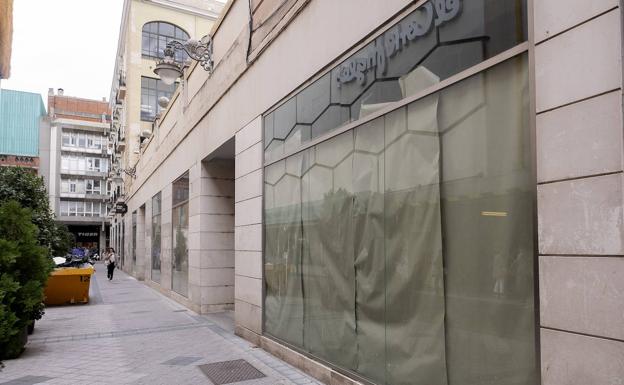 Un gran bazar chino ocupará el local de la calle Menéndez Pelayo que en 2020 dejó El Corte Inglés