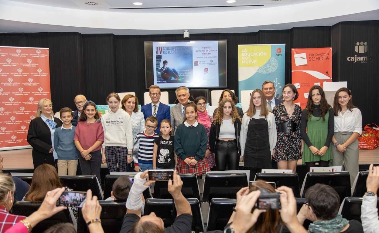Los niños y niñas premiados, junto a representantes de las entidades organizadoras del concurso. 