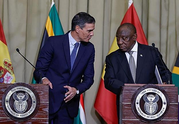 Sánchez este jueves en su rueda de prensa en Sudáfrica junto al presidente Cyril Ramaphosa . 