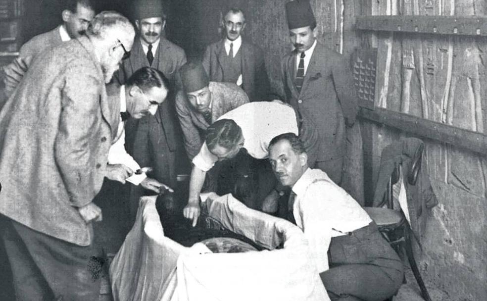 Howard carter y su equipo, en torno al sarcófago. 