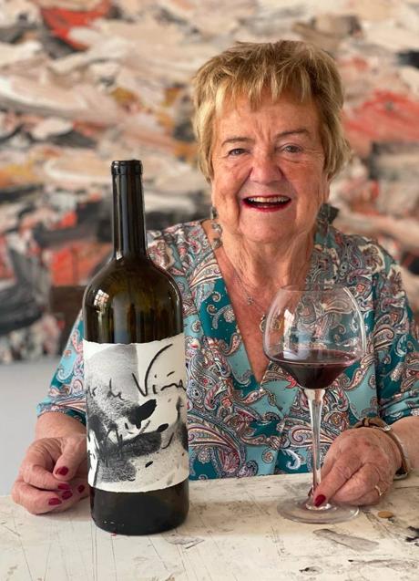 Imagen - Último vino en el que ha colaborado como enóloga Isabel Mijares. Está elaborado con la variedad mencía de viñedos de 80 años plantados en vaso. Es un cuatro manos de la enóloga con el pintor Cveto Marsik, asentado en Grajal de Campos (León), responsable de la etiqueta original. 