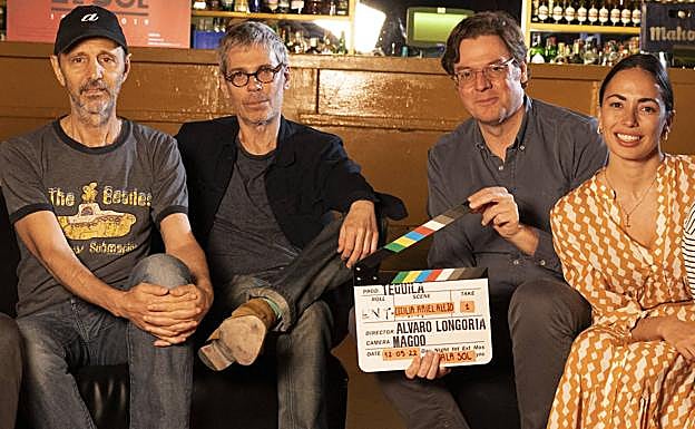 Alejo Stivel y Ariel Rot, con los responsables del documental. 