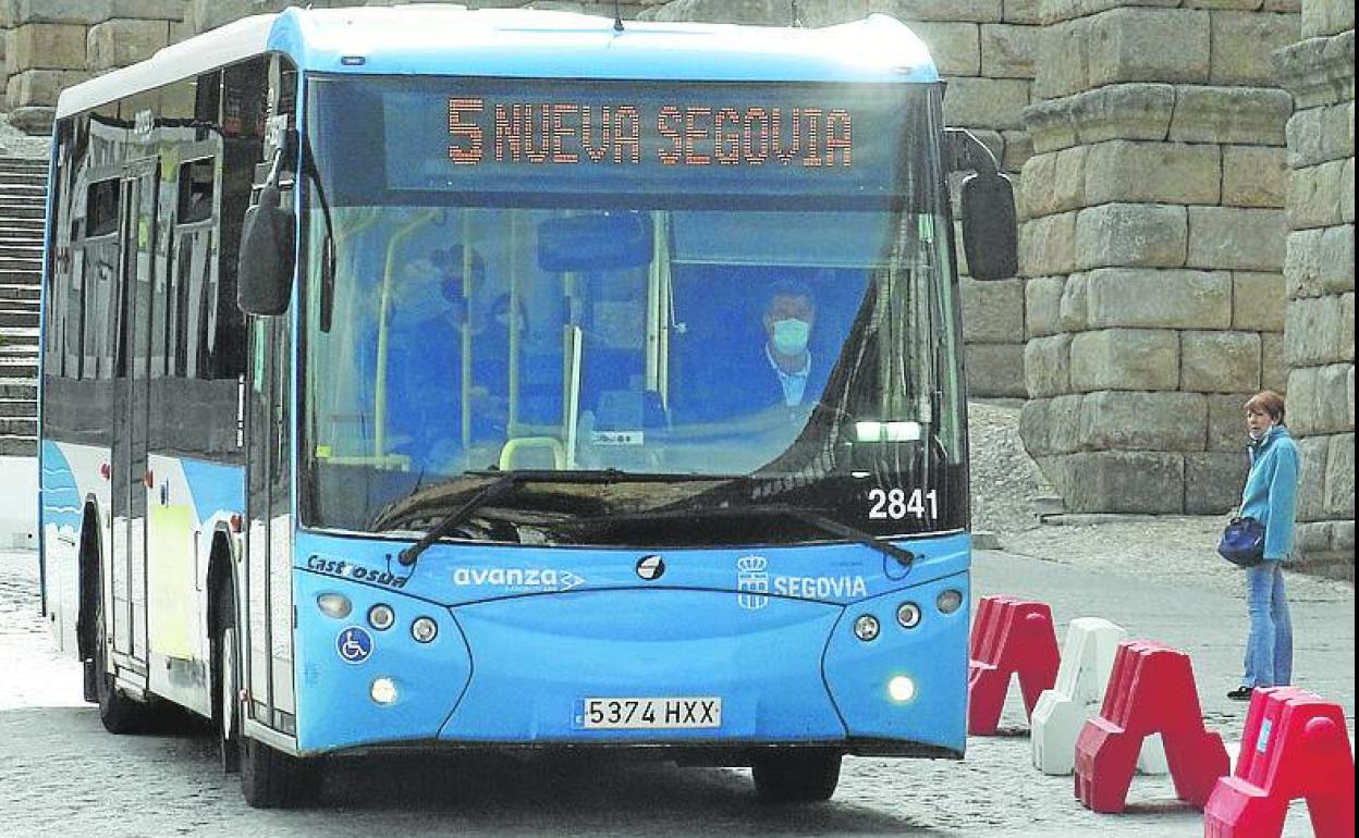 Un autobús circula por el circuito habilitado por las obras de Claret. 