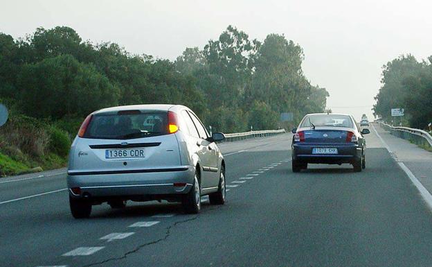 La multa de la DGT por no usar los intermitentes en una maniobra