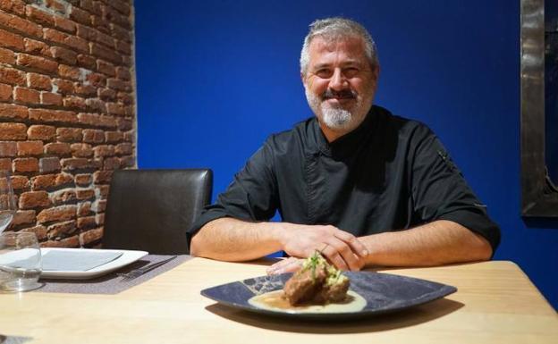 El jefe de cocina de La Viña de Patxi, Juanjo Fernández-París y sus especiales carrilleras al vino blanco 