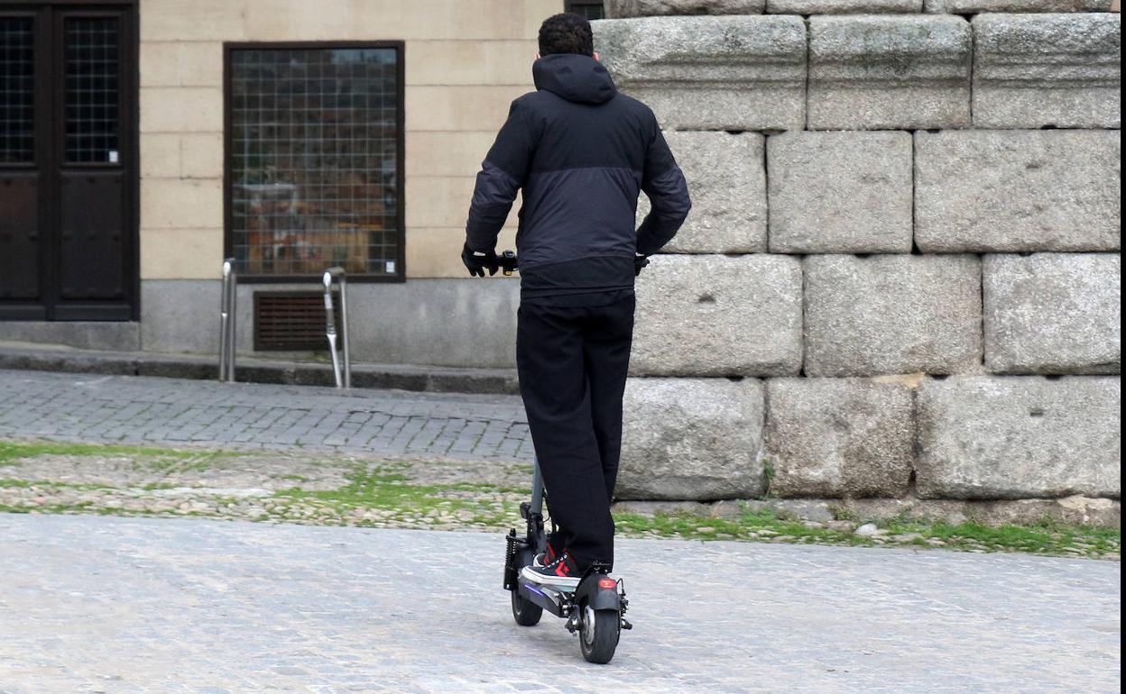 Un joven en un patinete. 