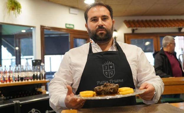 José Luis Gómez muestra sus deliciosas carrilleras al vino tinto con patatas