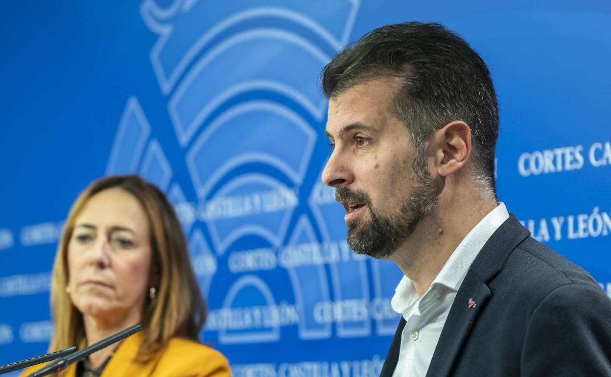 Luis Tudanca, secretario general del PSOE de Castilla y León, junto a Rosa Rubio, portavoz socialista de Economía y Hacienda. 