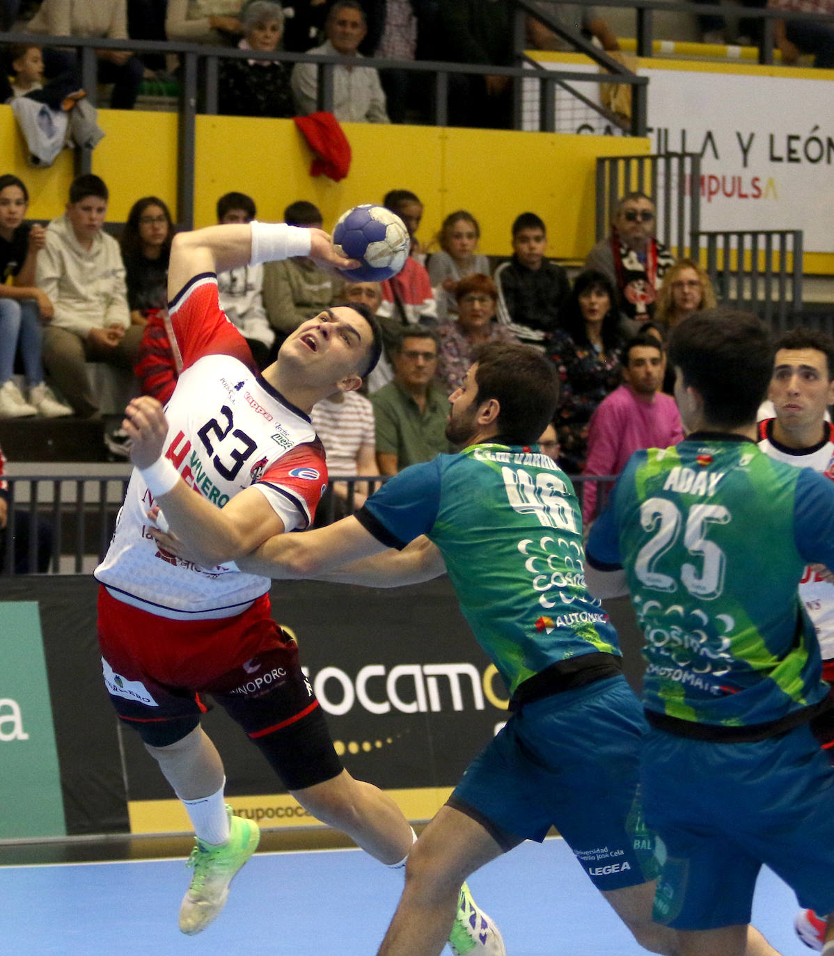 Partido entre el Balonmano Nava y el Kasa Boadilla. 