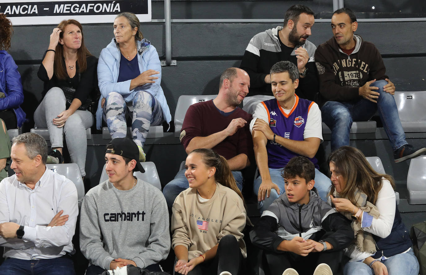 Fotos: Búscate en el Pabellón en el partido Zunder Palencia-Andorra