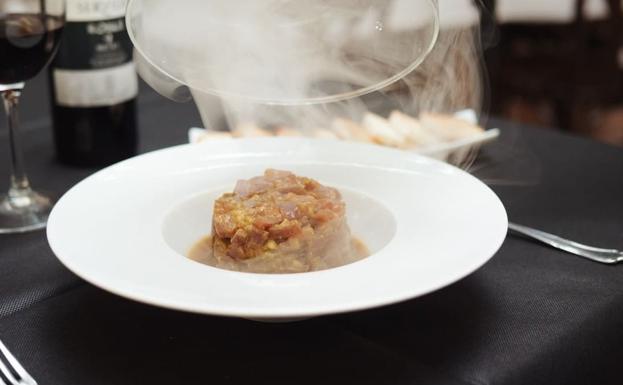 Tartar de atún con guacamole ahumado al momento. 