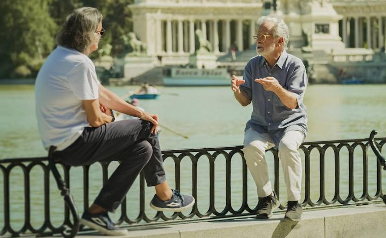 Fernando Colomo (derecha) conversa con Manuel Iborra. 