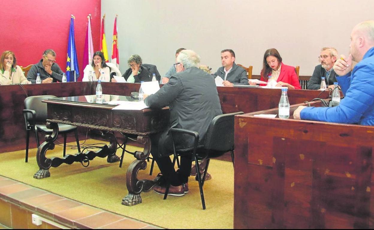 Sesión plenaria en el Ayuntamiento de Cuéllar. 