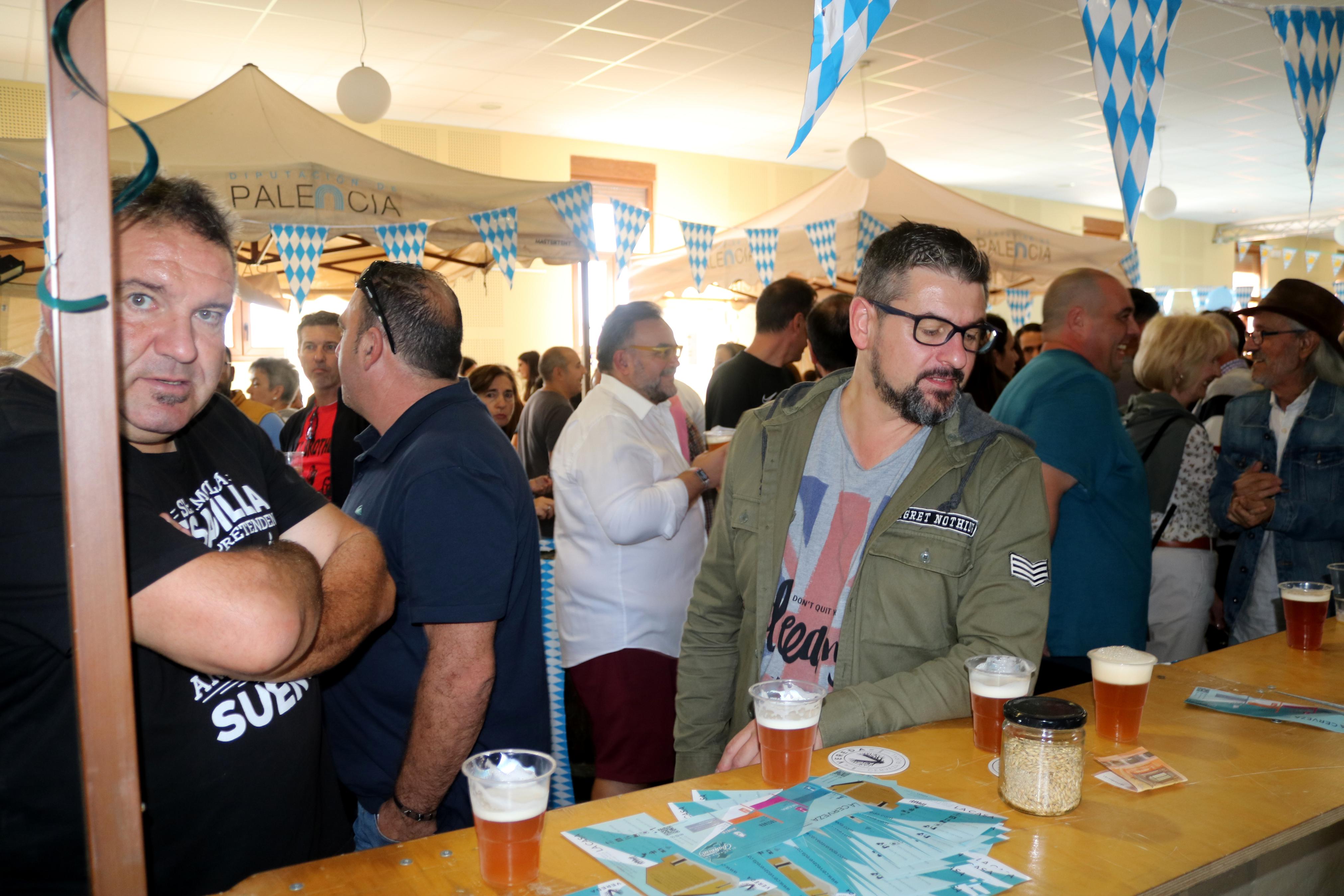 Numerosos vecinos y visitantes disfrutaron de la jornada dedicada a la cerveza en Villaviudas