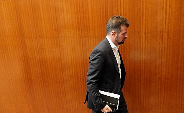 El secretario regional socialista, Luis Tudanca, sale del hemiciclo d elas Cortes el pasado martes.