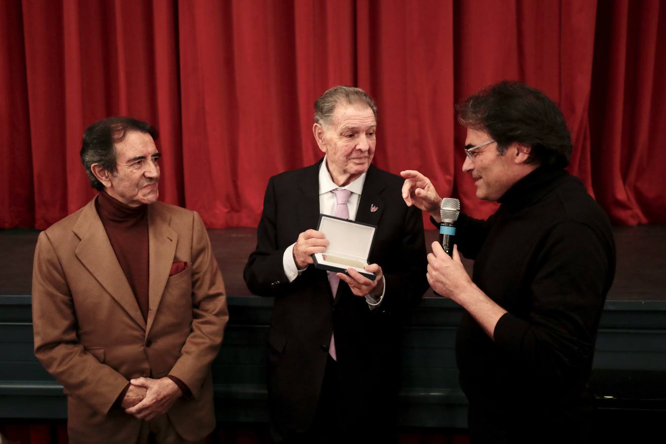 Fotos: El periodista, escritor y actor Ángel María de Pablos ya tiene su butaca en el Teatro Zorrilla de Valladolid