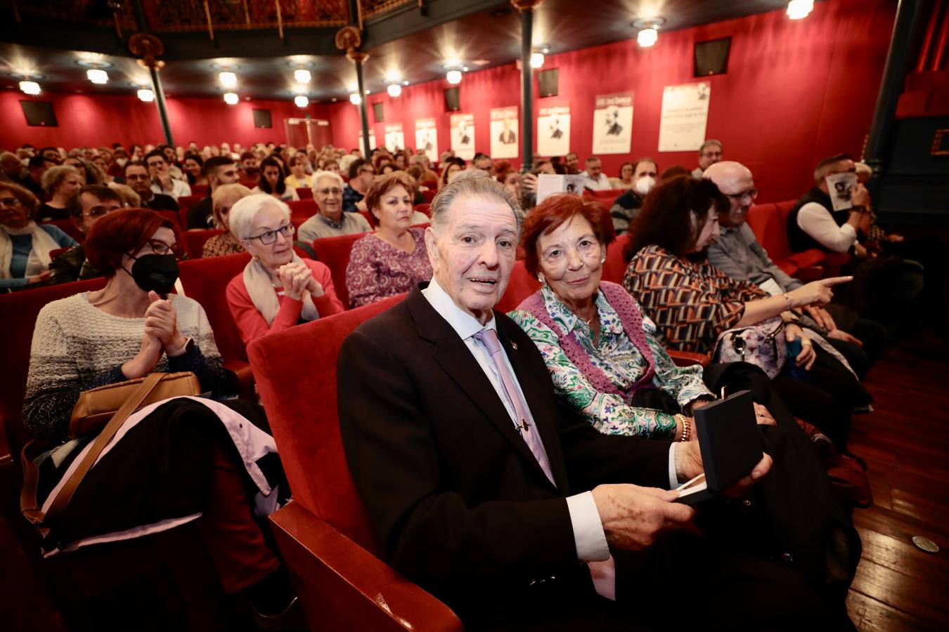 Fotos: El periodista, escritor y actor Ángel María de Pablos ya tiene su butaca en el Teatro Zorrilla de Valladolid