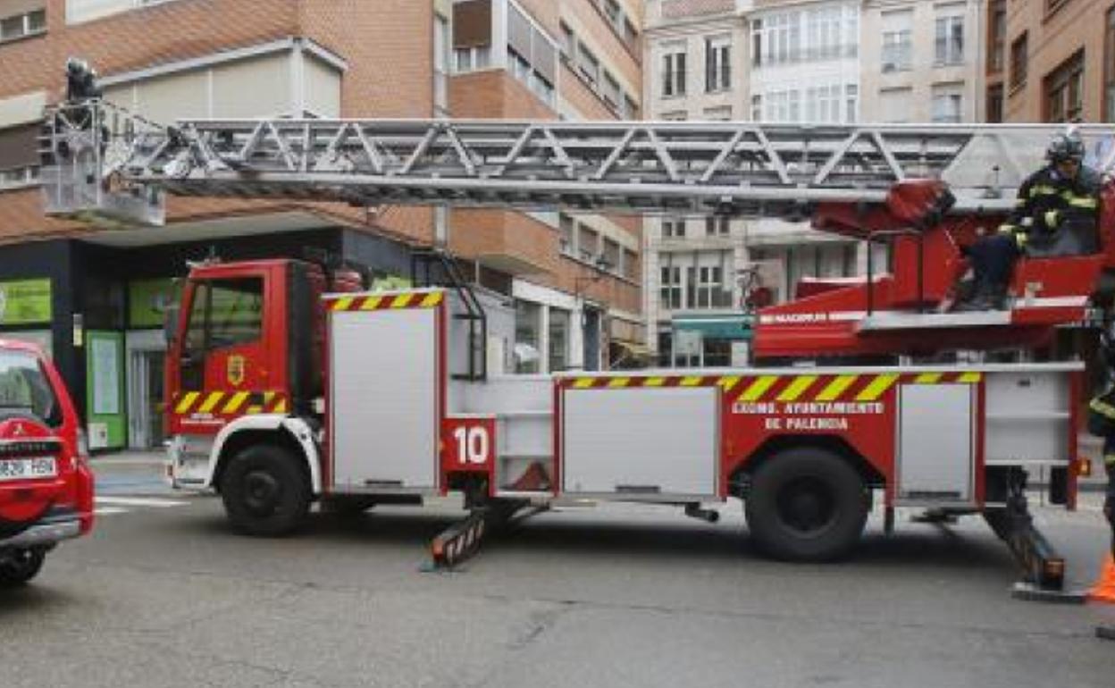 Los bomberos sofocan un incendio en una vivienda abandonada de Palencia