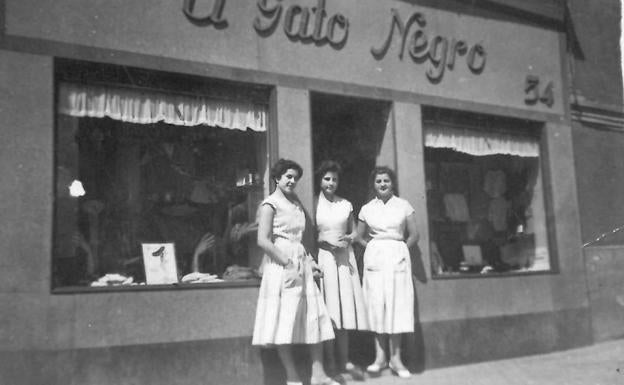 Imagen principal - Arriba las tres hermanas Lobo, Julia, Mere y Pilar, en la puerta de El Gato Negro. Abajo, Ángel Sánchez, despachando telas en su comercio vallisoletano. A la derecha, Rosario Sánchez, ante la tienda de Torrecilla.