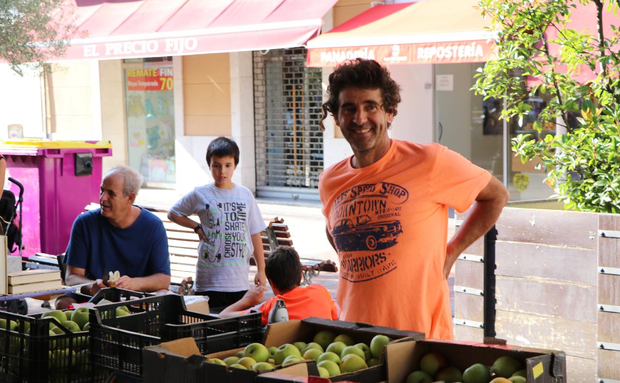 Alberto Lentijo en un mercado de fruta ecológica. 