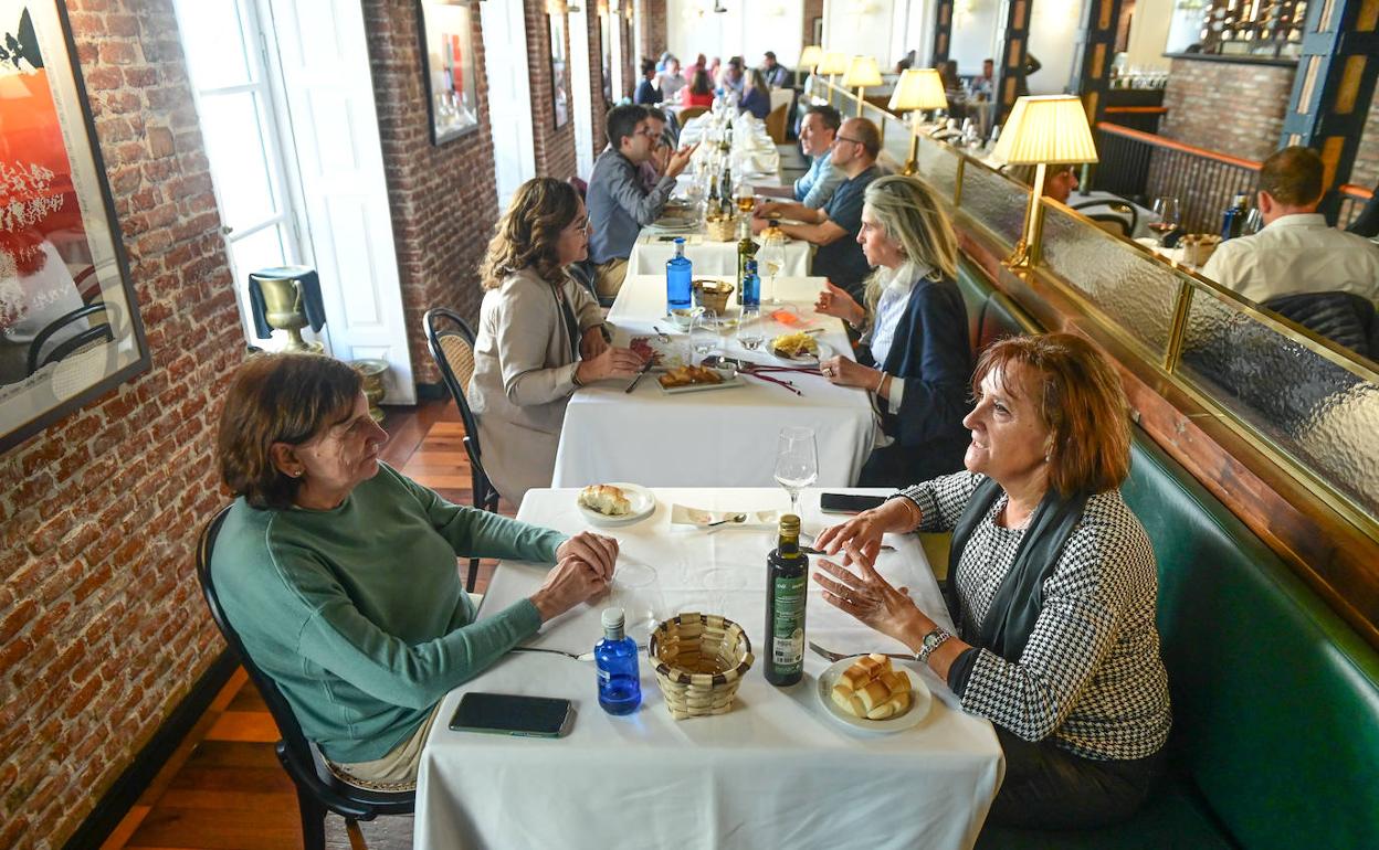 Comensales ayer en el salón del restaurante Los Ilustresl