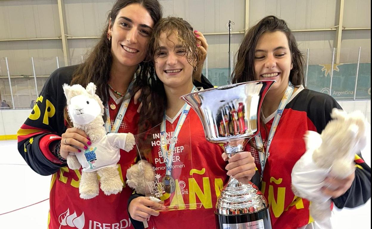 Ana Sierra, Olivia Monjas y Anna Domenech posan con el trofeo de campeonas del Mundo. 