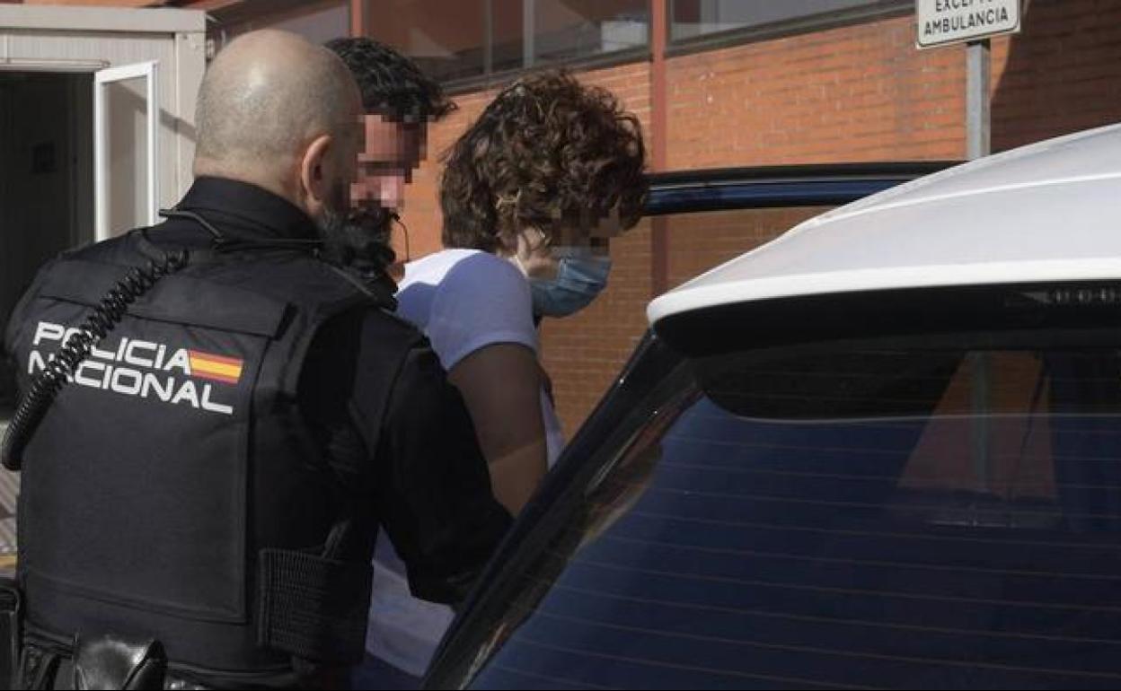 La madre de la niña entra al coche de la Policía. 