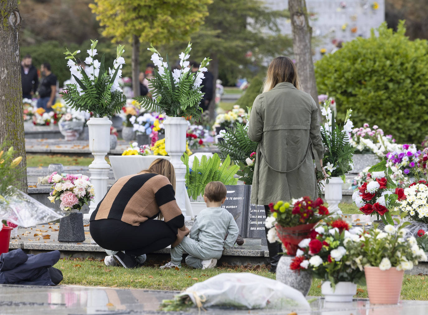 Fotos: El cementerio de Contiendas en Valladolid recibe a visitantes para honrar a los difuntos